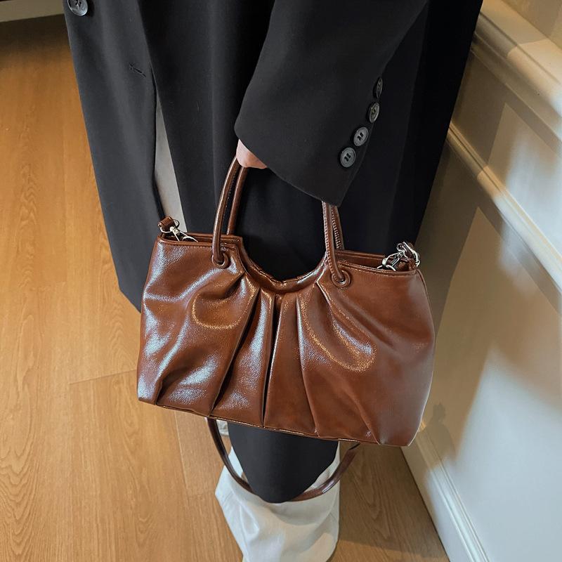 High-end niche bag women's autumn and winter 2025 new retro soft leather messenger bag women's hand-held pleated bucket bag