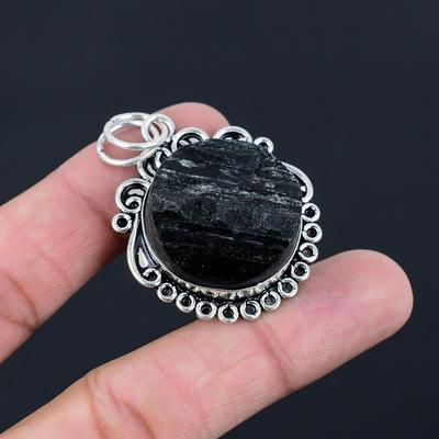 Gioiello Pendente con Pietra Grezza Tormalina Nera in Argento 925 Fatto a Mano alla Moda con Montatura a Lunetta