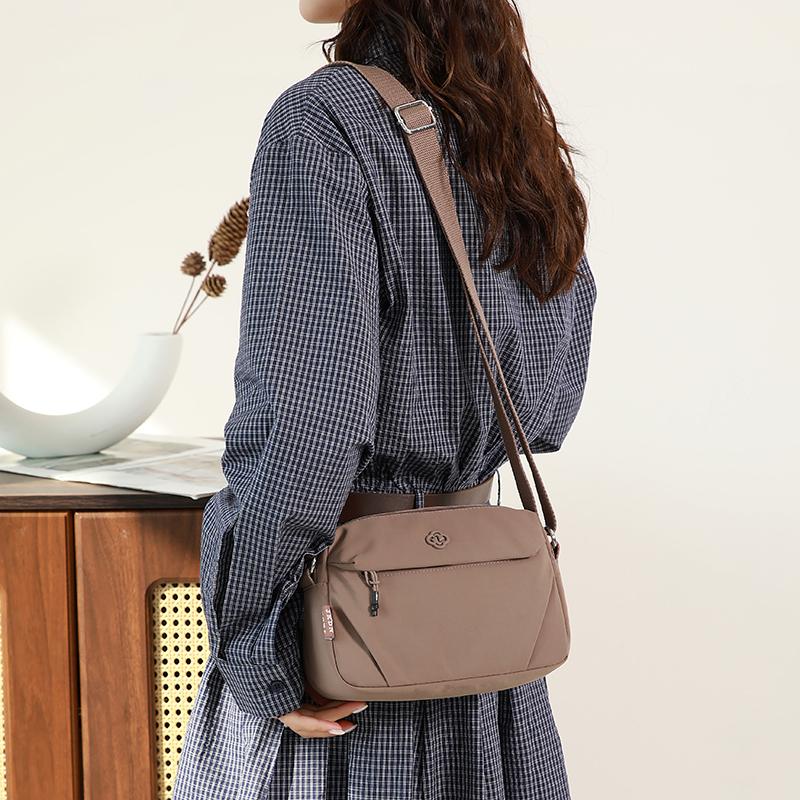 Vattentät Nylon Crossbody-väska med Flera Fickor Casual Axelväska för Kvinnor