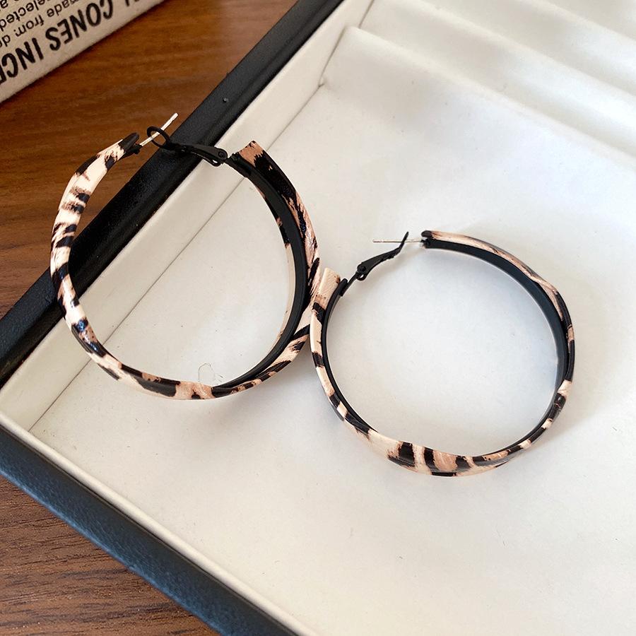 Silver needle leather leopard print wrapped round stud earrings Hong Kong-style millennial personalized earrings light luxury high-end earrings