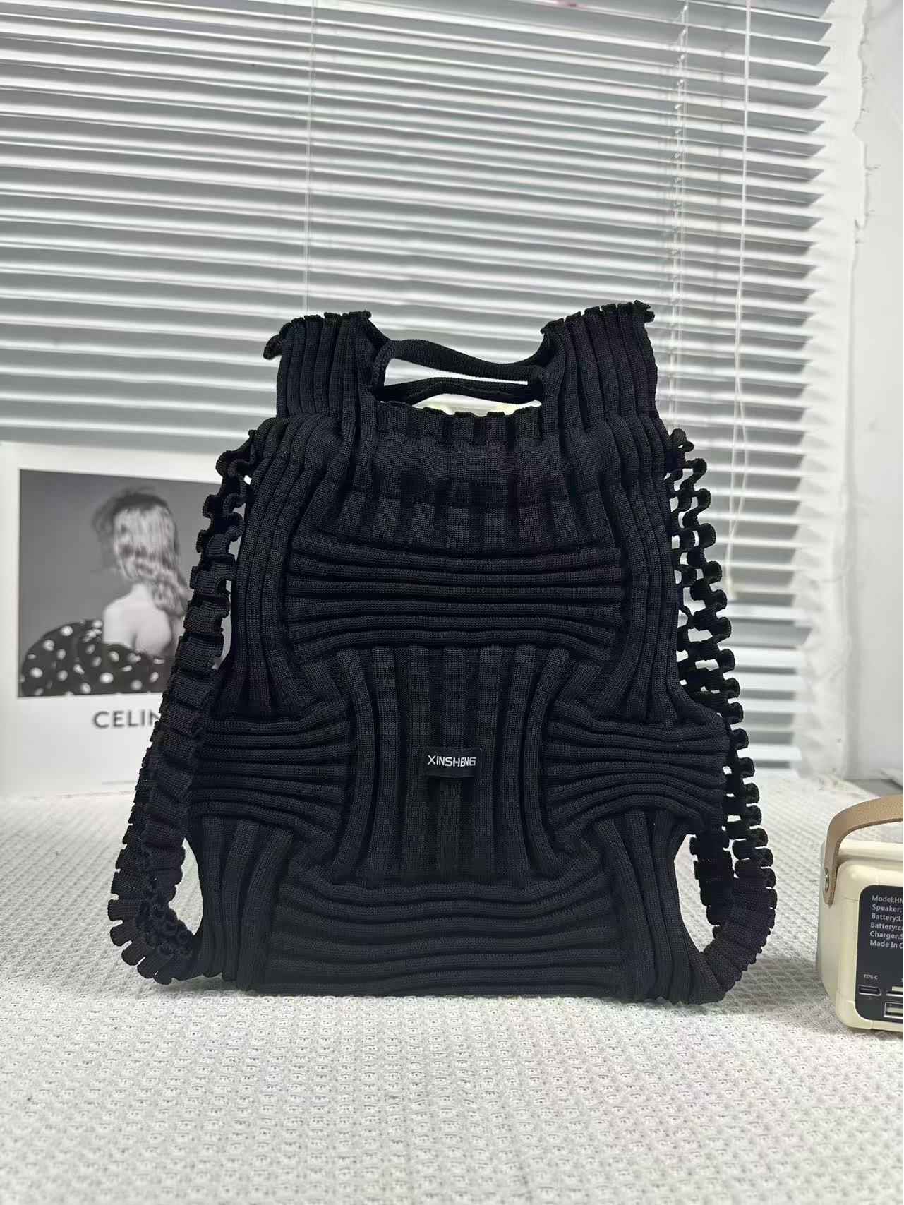 

Рюкзак дизайнера Quan Nara: Популярное плиссированное переплетение, экологичное, двойного назначения из пионерской коллекции. 28cm/30cm чёрный