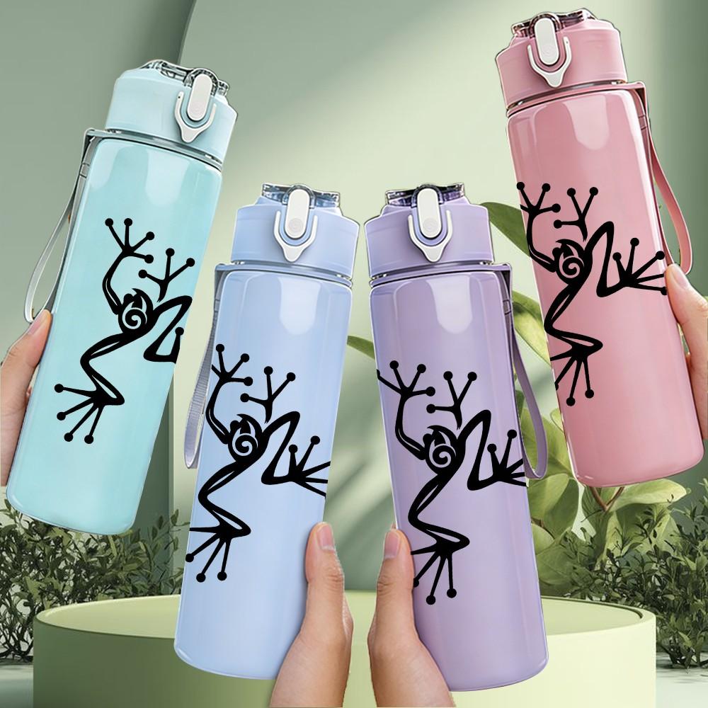 1PC Minimalist Frog Silhouette 750ml Color Plastic Sports Water Bottle Leakproof Flip Straw Lid Suitable for Sports Office Home Use