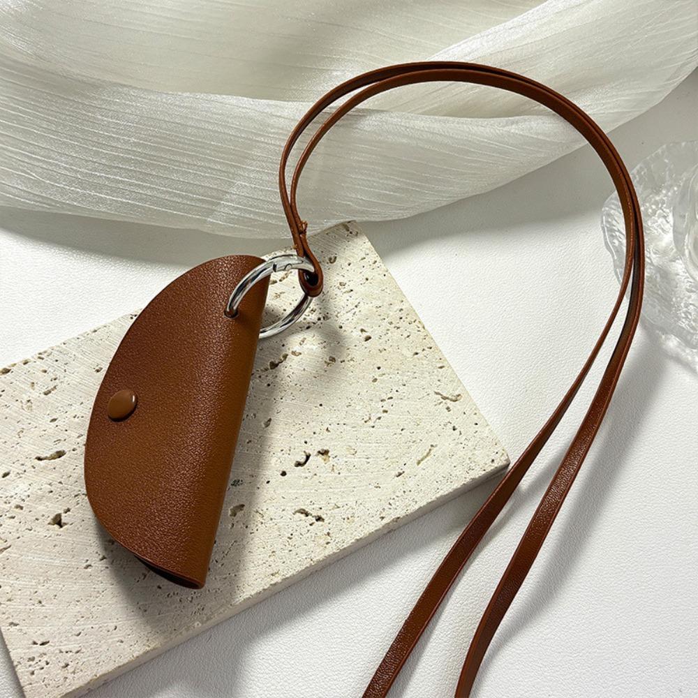 

Длинное кожаное ожерелье с защитой от потери, подвесное шейное колье из искусственной кожи, сумка для ключей в виде полумесяца для женщин коричневый