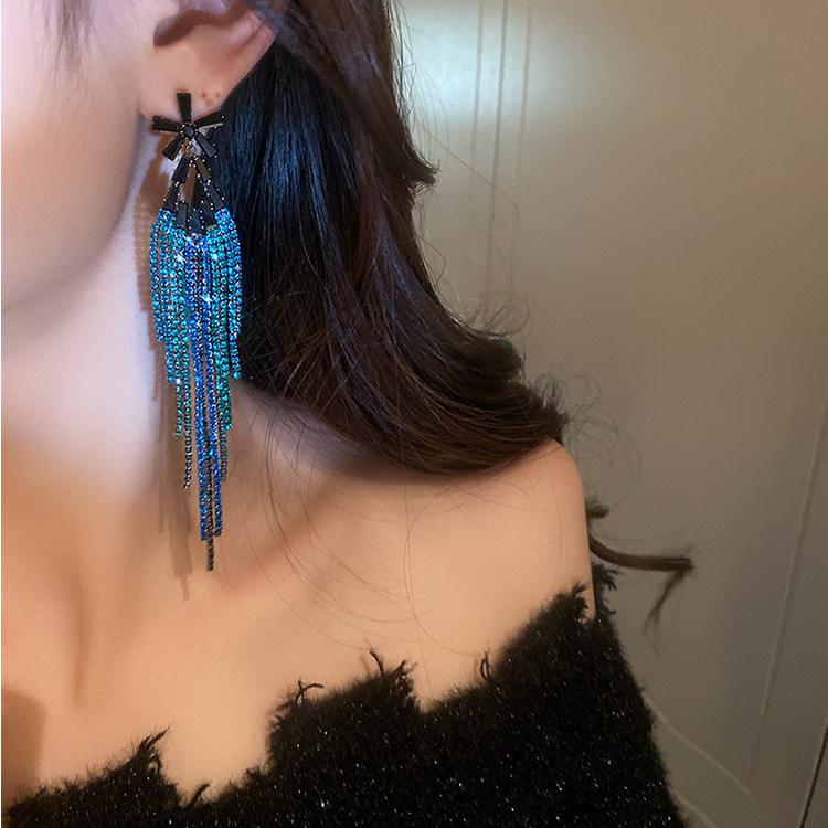 Silver Needle Diamond Flower Tassel Earrings - Retro Palace Style, Light Luxury, Exaggerated High-End Ear Ornaments.