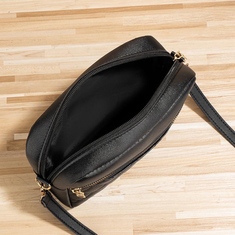 Rhombus Embroidery Solid Color Oblique Span Camera Bag, a New Fashionable and Simple Large-capacity Shoulder Bag.