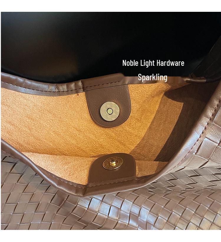 Women's Large-Capacity Fashionable Shoulder Bag for Work and Casual Use