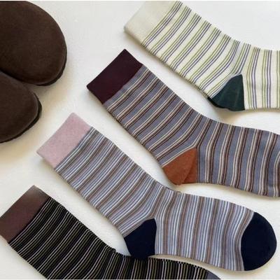 Les Chaussettes Mi-mollet Rayées Classiques et Rétro pour le Début de l'Automne Sont Polyvalentes et Peuvent Être Associées à Différentes Couleurs