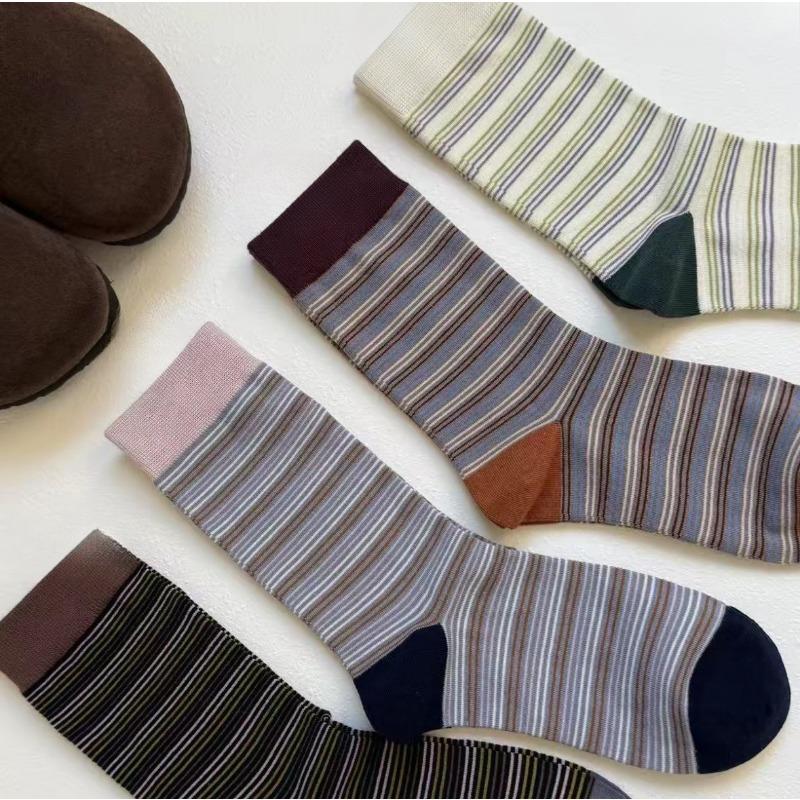 The Classic and Retro Striped Striped Striped Mid-calf Socks In Early Autumn Are Versatile and Can Be Paired In Different Colors