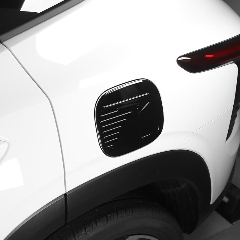 Carbon Fiber / Black Fuel Tank Cap Cover Exterior Decor Trim For Chevrolet Trax Crossover 2024 2025 LHD RHD