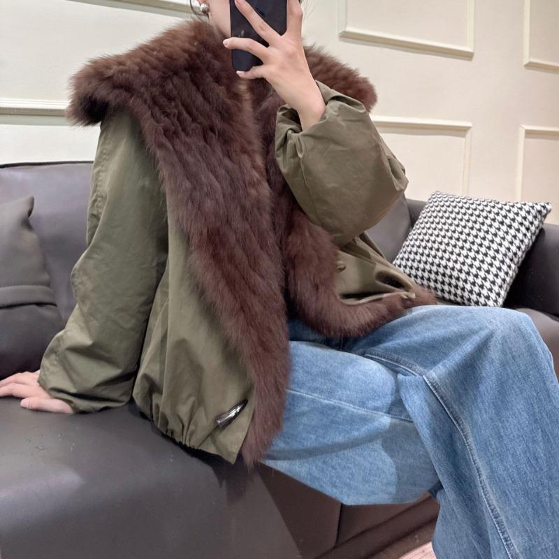 The New Model of the Real Shot Is Overcome by the Navy Collar Jacket, Women's Short Goose Down Jacket, Real Hair Fox Fur Coat.