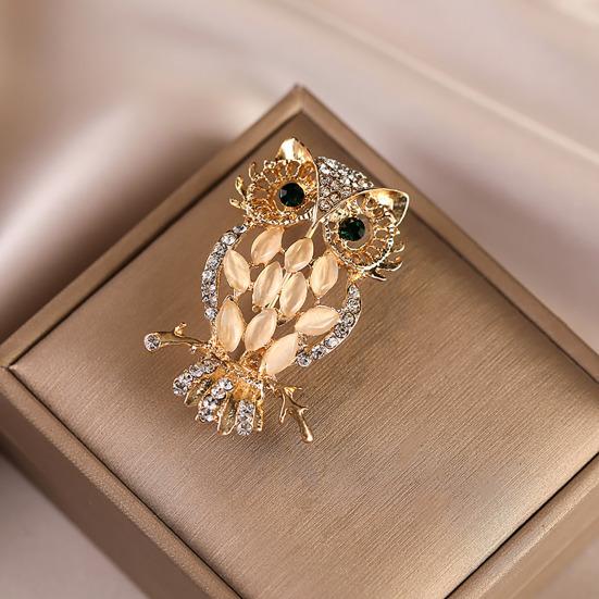 Brooch Golden Metal Owl Shape Brooch Pin with Warm Shell Texture 3D Design Rhinestone Inlay Badge Vintage Owl Accessory