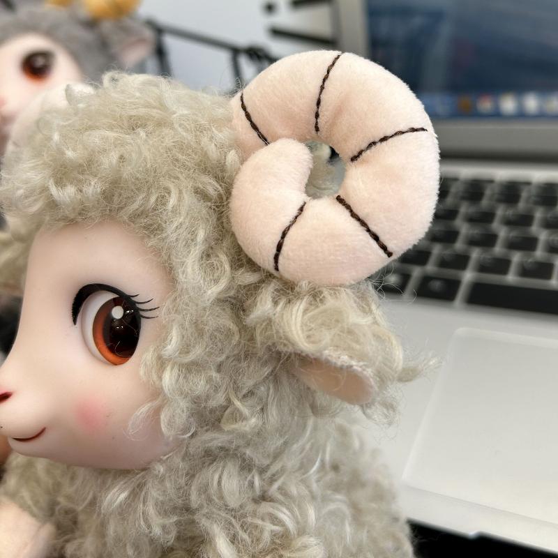 Simulated Horned Lamb Plush Keychain 2027 Year of Goat Mascot Soft Sheep Pendant for Key Bag Car Hanging Decor