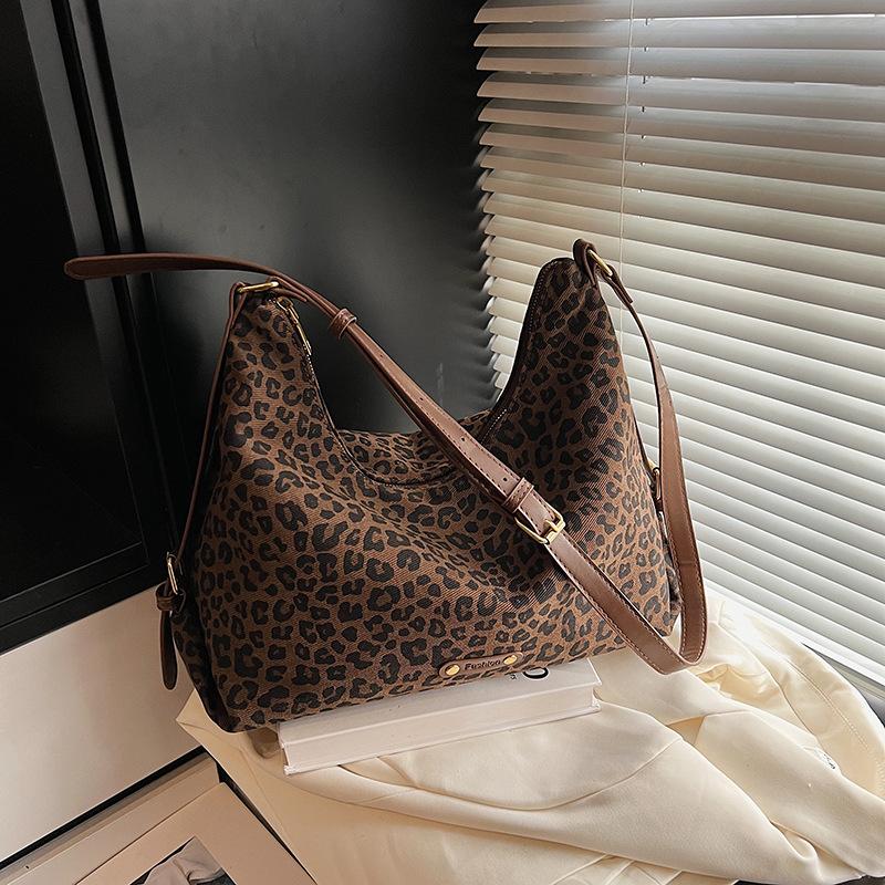 

Повседневная и модная вместительная сумка-тоут с леопардовым принтом, новинка осени 2025 года, женский многоцелевой рюкзак для работы цветной печати леопарда