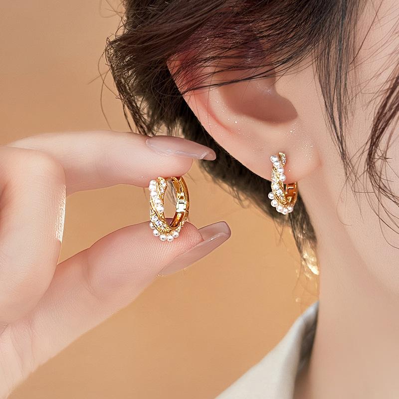 

Pearl Geometric Round Ear Buckle French Retro Simple Earrings Light Luxury Premium Versatile Elegant Earrings Women