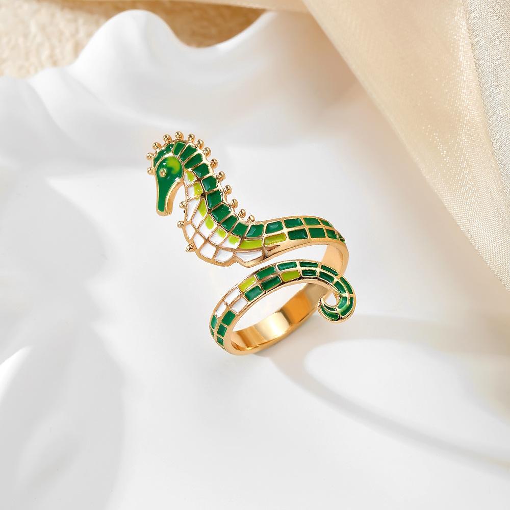 

Модные кольца для женских украшений зелёный