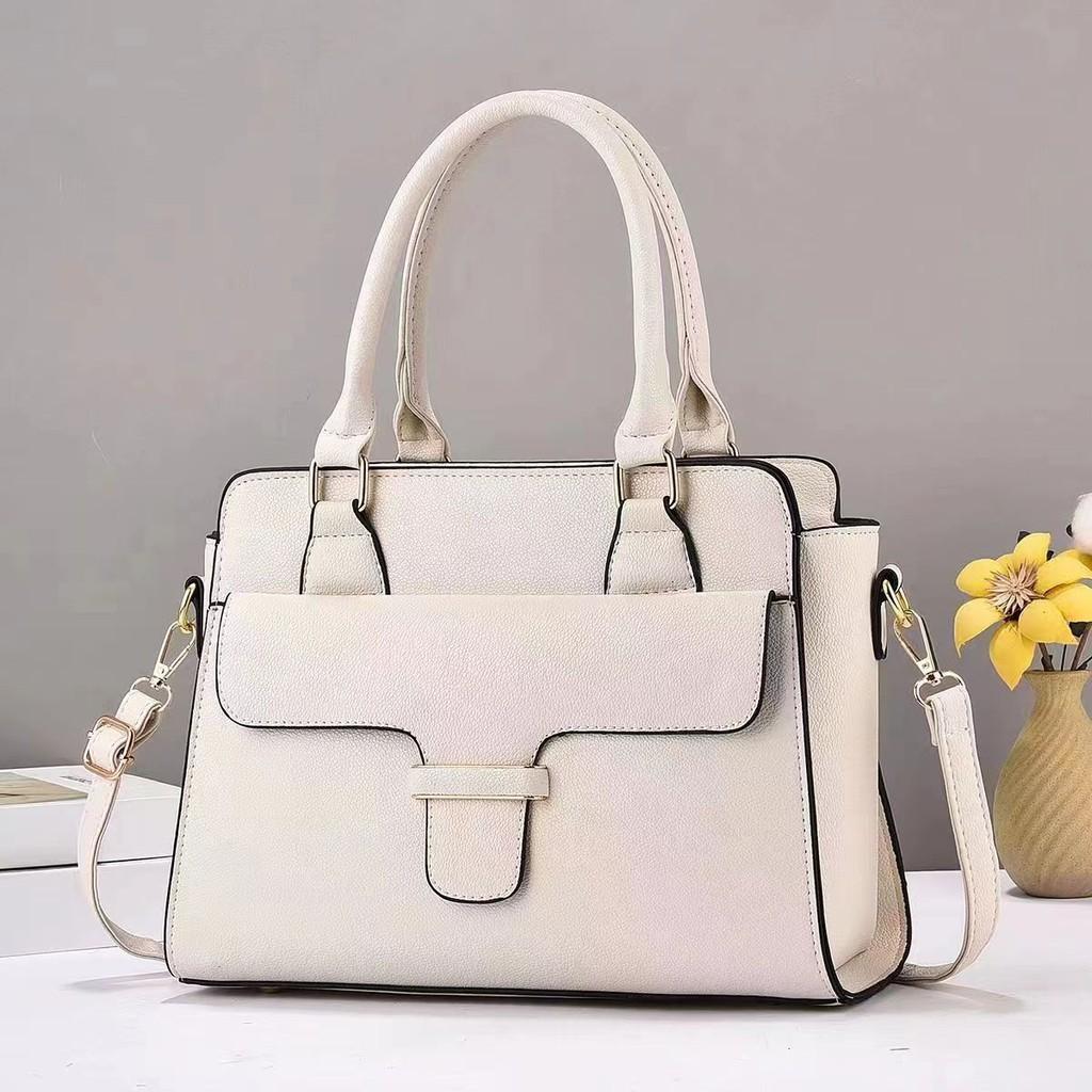 Vintage Large Capacity Women's Shoulder Bag With Trendy Crossbody Design And Chic Chain Details