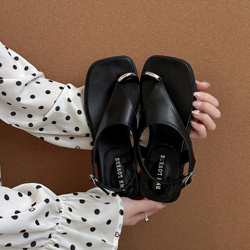 Fashion niche design versatile leopard print cover toe flat sandals summer 2025 new fashion beach cool slippers