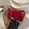 Una borsa da pendolare a mano di nicchia, elegante e semplice, con un alto livello di aspetto e una piccola borsa a tracolla quadrata