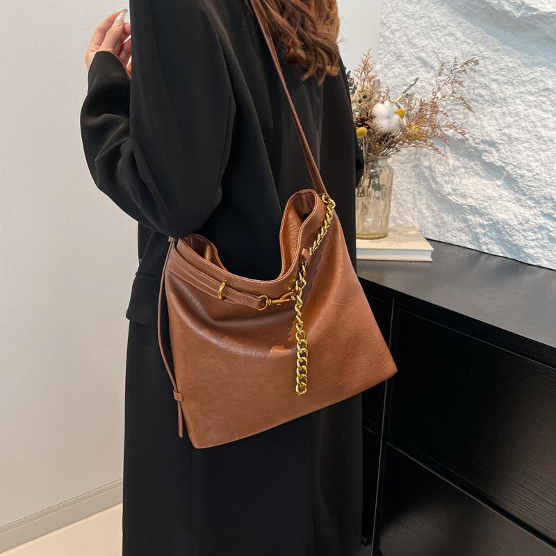 Versatile ins messenger bag women's 2025 new trendy retro bucket bag college style large capacity underarm bag