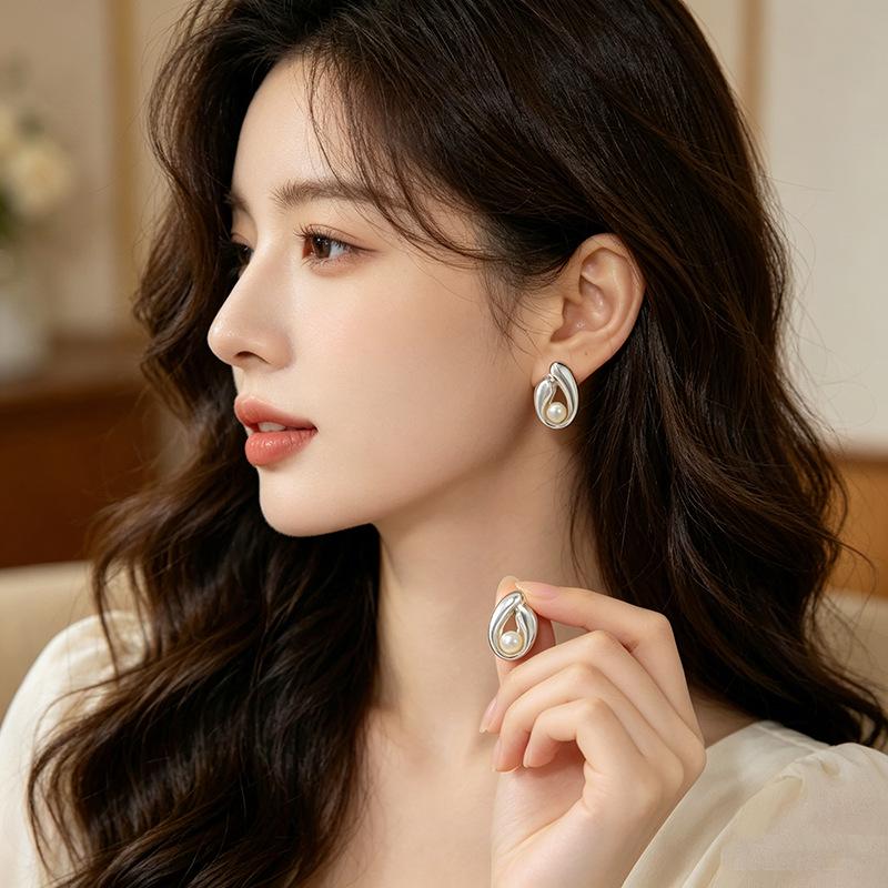 Elegant Minimalist Teardrop Freshwater Pearl Earrings with S925 Silver Needle