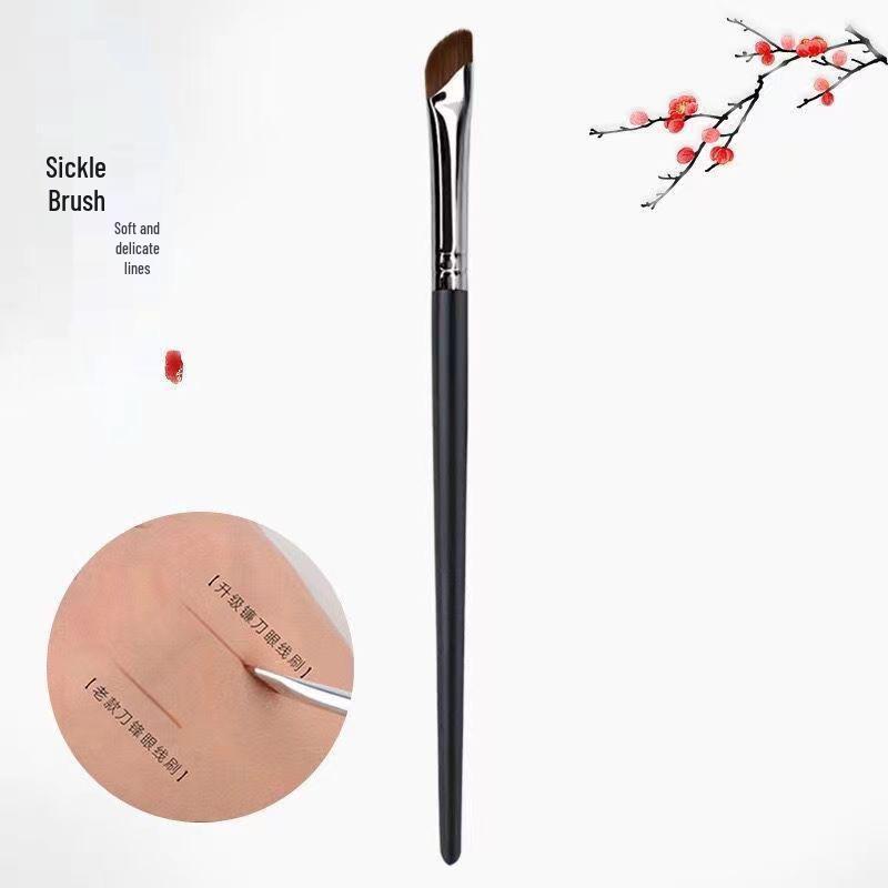 

Скошенная кисть в форме серпа для макияжа под глазами и бровей