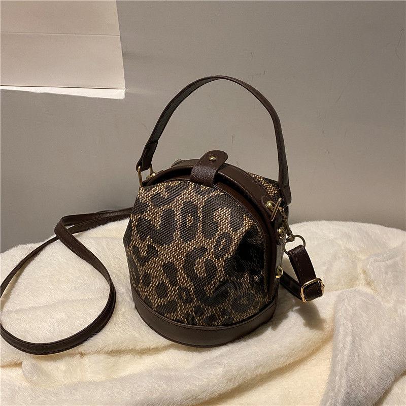 

Niche design advanced sense retro small round bag women 2025 new bag retro versatile shoulder messenger bag portable
