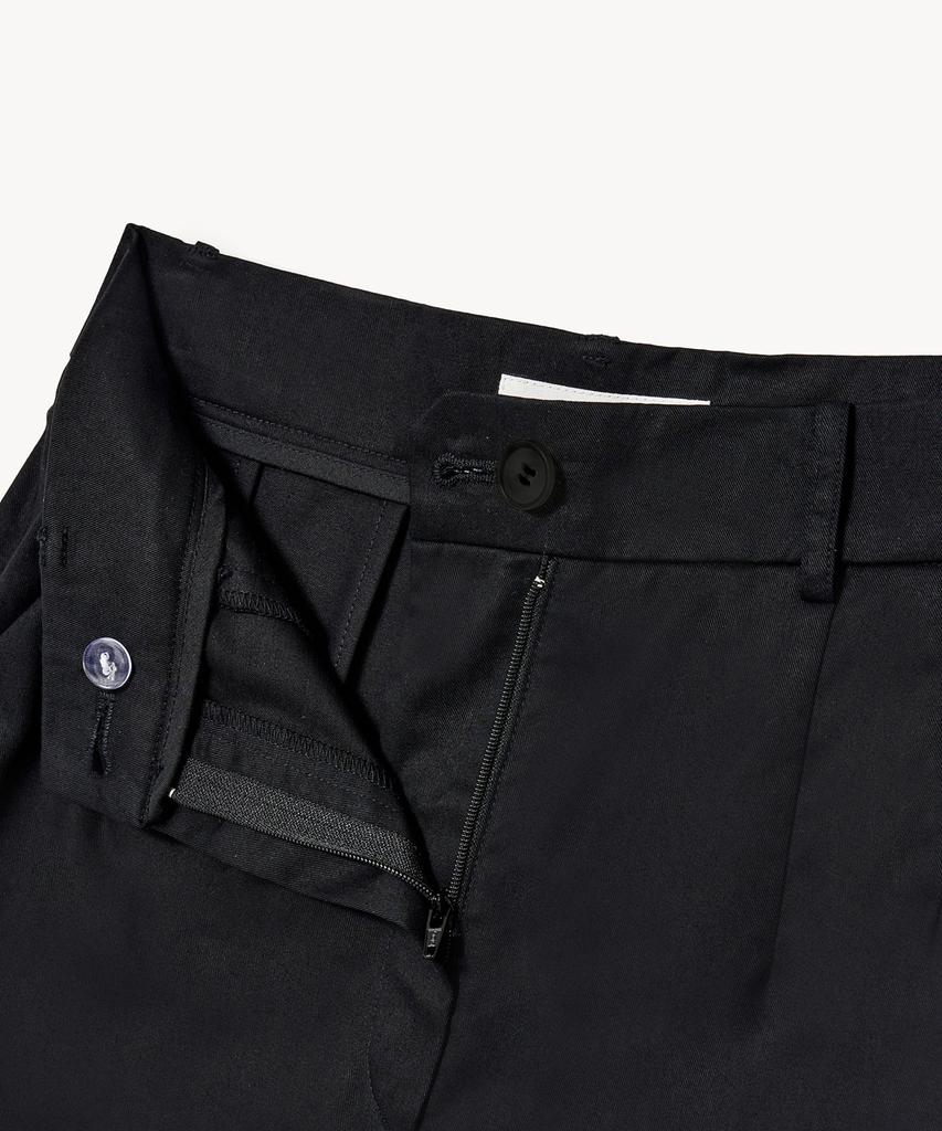 LADY VOLUME Form Roll-Up Shorts (Black)