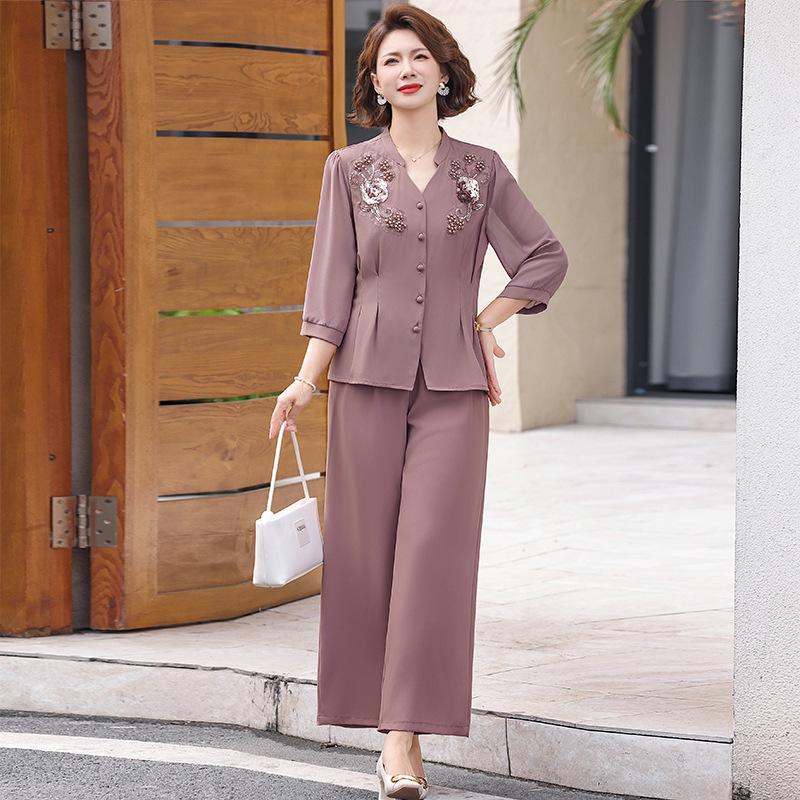 Chic Summer Two-Piece Suit for Stylish Moms: Lightweight, Slimming Top & Pants for Middle-Aged and Elderly Women 2026 Collection.
