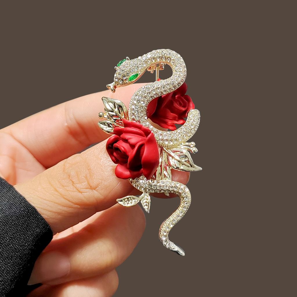 Red Rose Golden Snake Year Brooch High-End Women'S Niche Design Temperament Pin Brooch Accessories New Year'S Gift