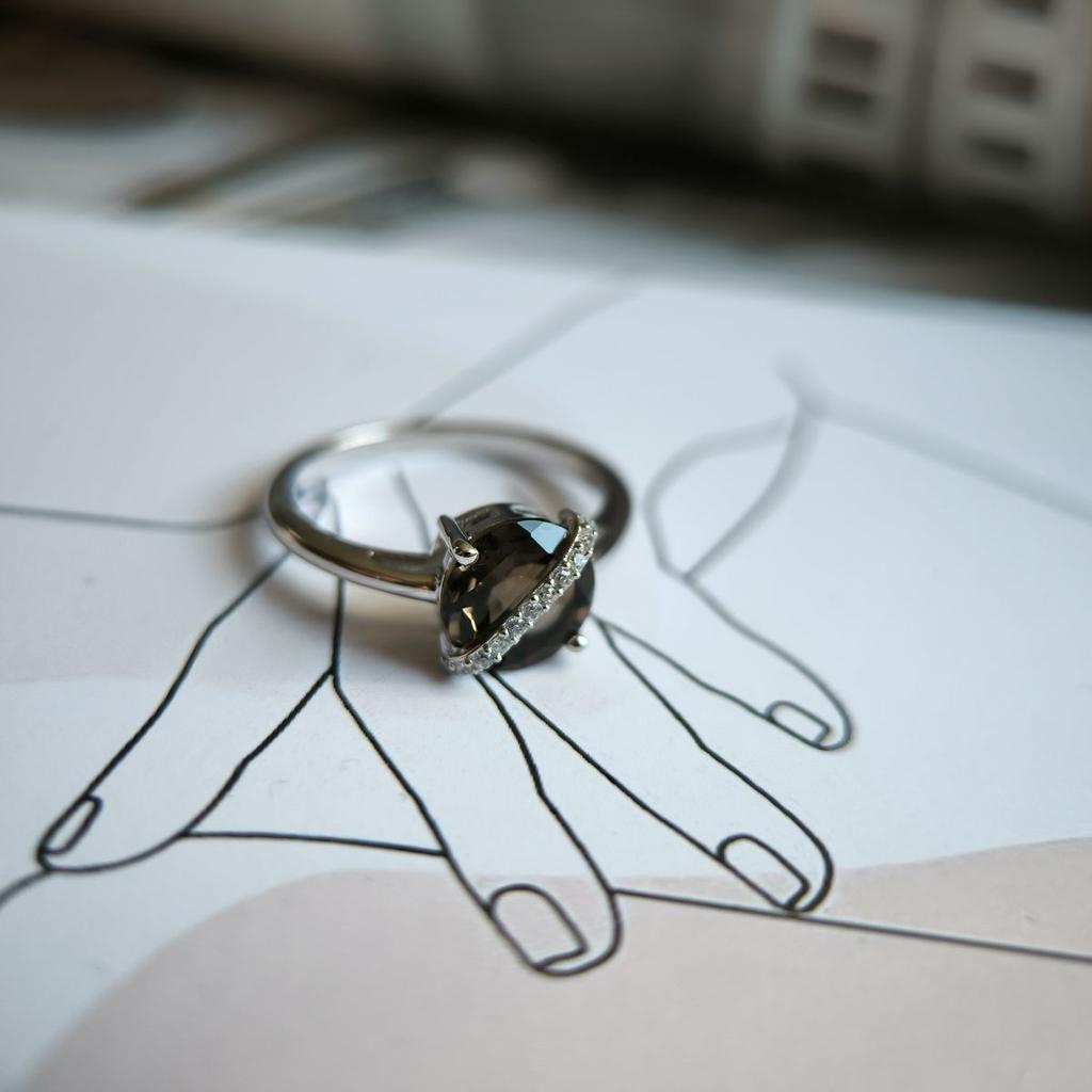 Серебряное кольцо с натуральным раухтопазом (дымчатым кварцем) 1.841ct, фианитами, вес изделия 2,38 гр (2177890)