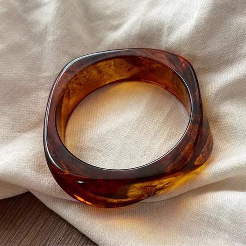 Wide-Edge Acrylic Bracelet: Retro Geometric Design for Women and Students