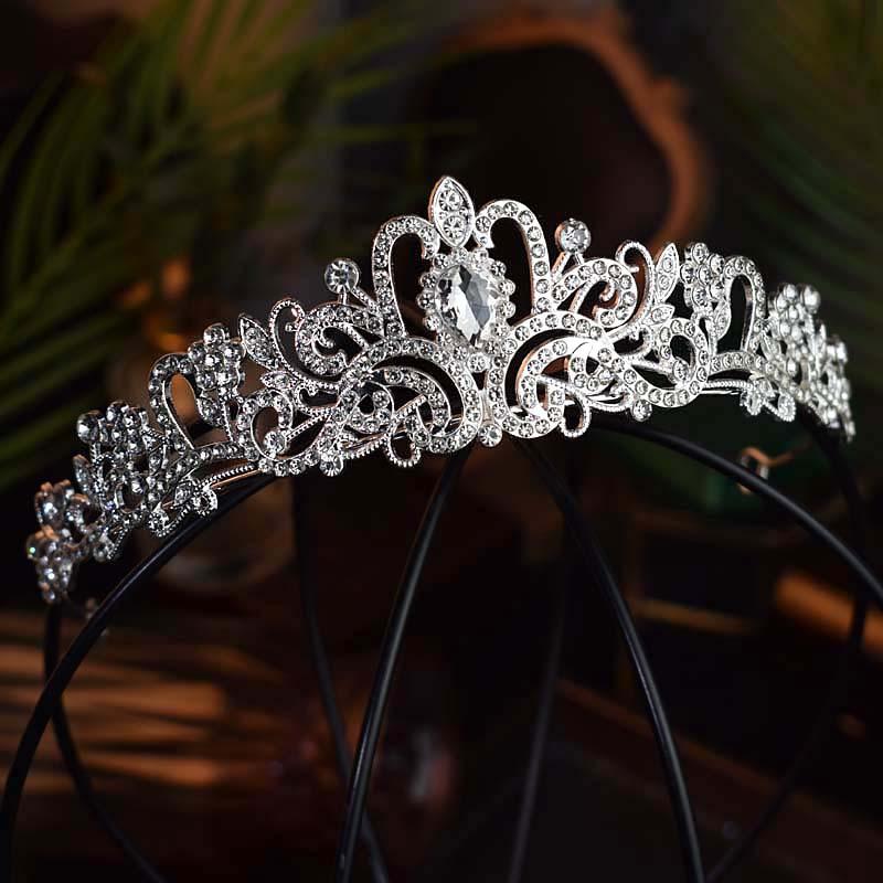 The Crown Headwear of The Princess on The Run The Elegant Korean Girl's Birthday Fashion Show Performance  The Hair Accessory Is Super Ethereal