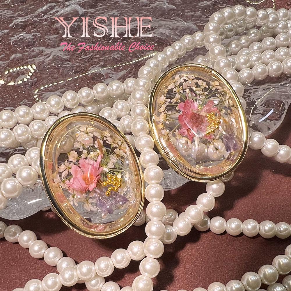 Vintage Chinese-Style Dried Flower Amber Stud Earrings: Classic, Versatile, High-End Fashion