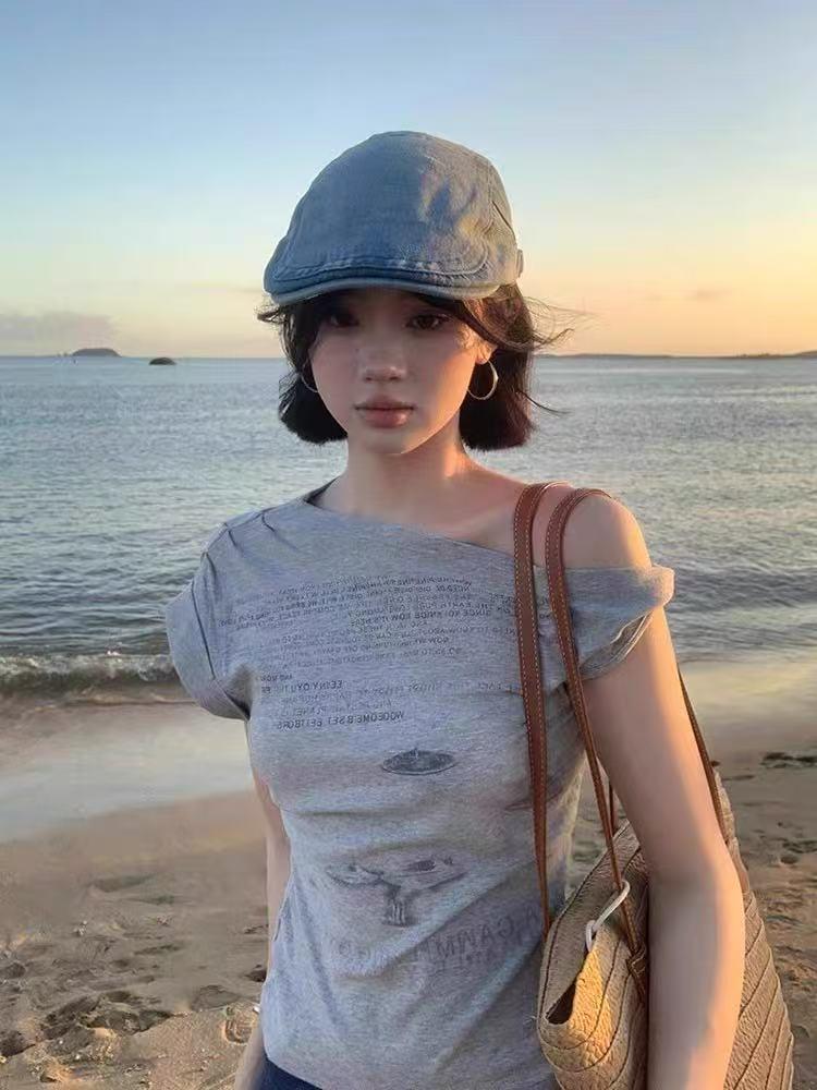 

Женская футболка в стиле ретро Гонконг с открытыми плечами, приталенного силуэта - Дизайн лето 2025 Small серый