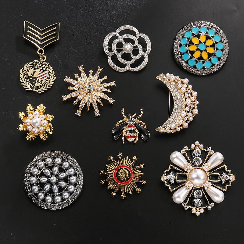 

Vintage Broque Women Classic Sun Flower Rhinestone Brooch Pin Luxury Retro Palace Style Badges Suit Clothing Corsage Gift