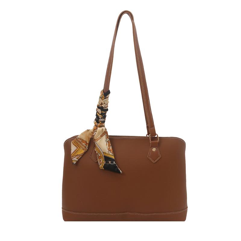 

Exquisite simple large-capacity tote women s bag 2025 summer new retro underarm commuting fashionable foreign shoulder bag светло-коричневого