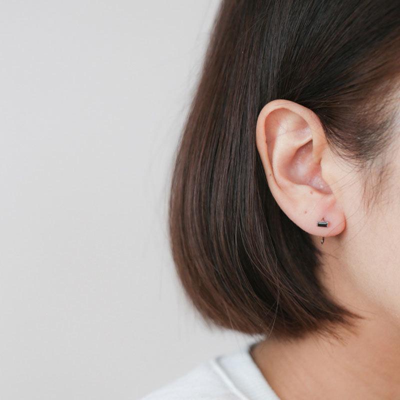 Vielseitige Ohrringe für Damen, japanischer und koreanischer Stil, schlichter rechteckiger kurzer Ohrhaken mit schwarzem Diamanten, sanfter Stil