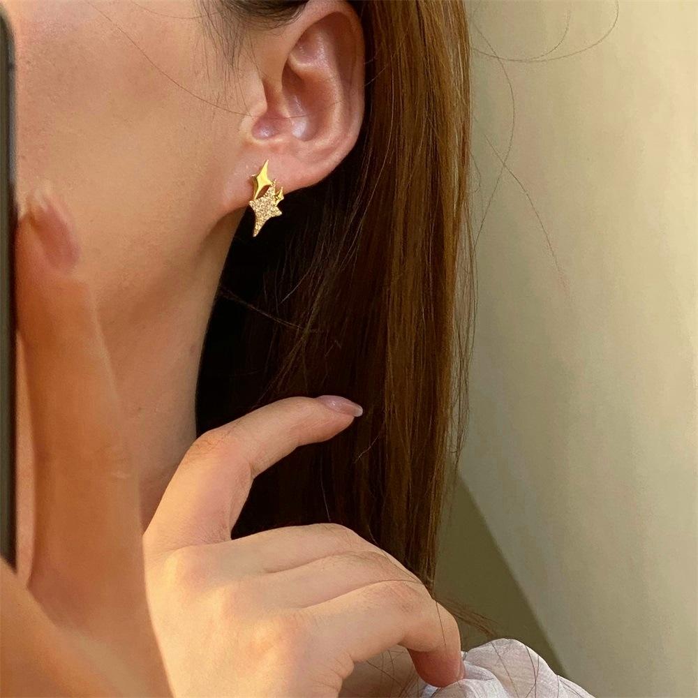 Brincos de Estrela de Quatro Pontas com Senso de Estrelas de Alta Qualidade e Estilo Suave, Design de Emenda, Senso de Versatilidade para o Dia a Dia