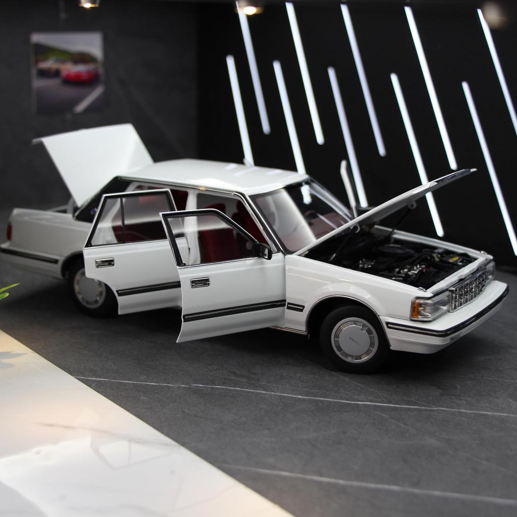 Freestyle XiaoGuang Modellmaßstab Toyota Crown MS122 Weiß Fertigprodukt 1/18 (Roter Innenraum) 8250611W-1