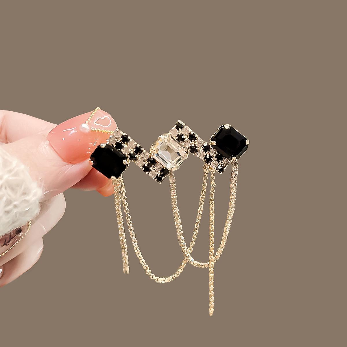 

Xiaoxiangfeng fringed brooch, advanced sense, simple temperament, corsage design sense, pin, high-end coat, suit with accessories