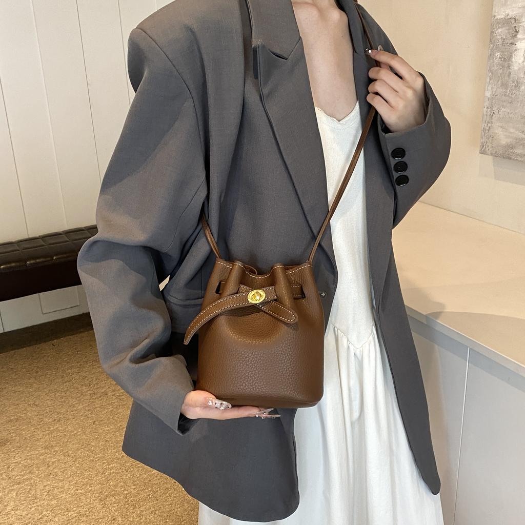 Neue modische Beuteltasche, trendige Umhängetasche mit einer Schulter, leichte und einfache Freizeittasche für Damen