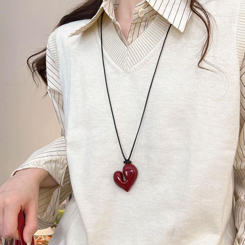 Retro Red Heart Perndant Necklace Vintage Love Rope Chain Sweater Chain Necklace For Women Fashion Romantic Neck Jewelry Gifts