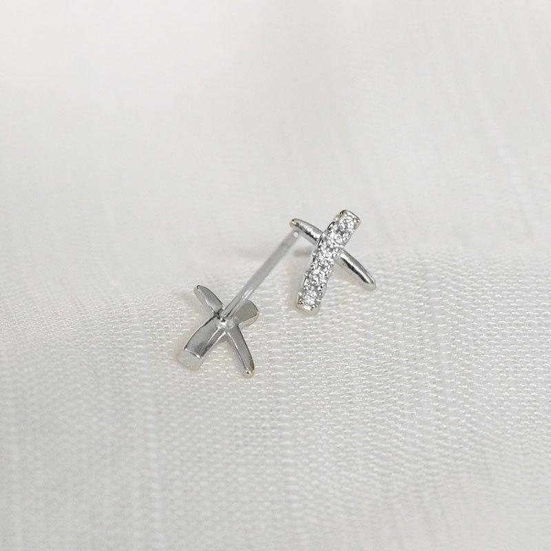 X Letter Diamond Earrings Mini Small Versatile Cross Earrings for Women Cold Style Women