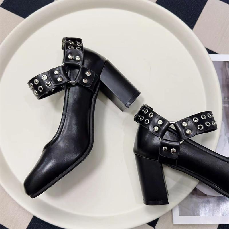 Mode 2025 Vår Höst Punk Nitar Metall Bältesspänne Mary Janes Dam Pumps Mode Fyrkantig tå Lackläder Höga klackar Festskor