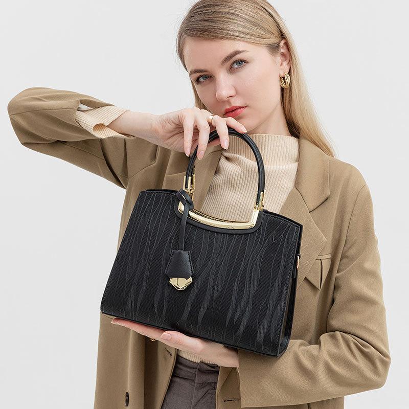 Women's Handbag Simple Fashion Mom Bag Versatile Large Capacity Shoulder Bag Women's Daily Commuting Handbag