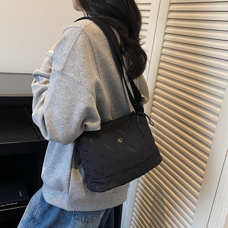 2025 new trendy fashion solid color large capacity shoulder bag winter foreign lazy style high sense diamond messenger bag