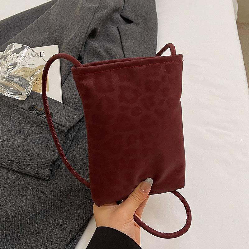 

Сумка для мобильного телефона с текстурой интернет-знаменитости, нишевая, с леопардовым принтом, женская, 2025, новая модная сумка-мессенджер, женская, в зарубежном стиле, универсальная наплечная сумка