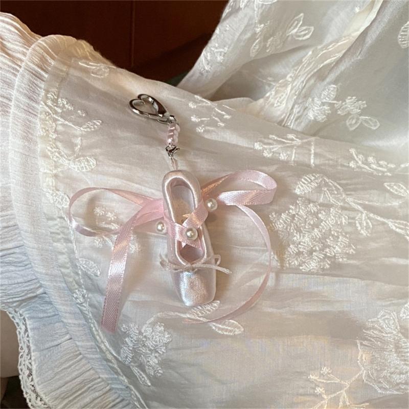 Модний брелок-шарм у вигляді балетки з перлами та стрічками. Милий та стильний аксесуар, портативний для дівчат.