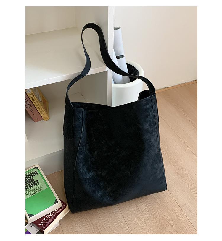 

Lazy wind large-capacity commuter bag female 2025 new student class commuter tote bag Maillard shoulder bag чёрный