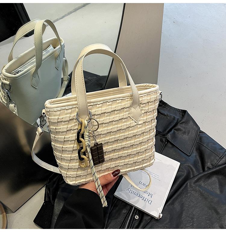 Retro woven small bag women's 2025 new niche design portable bucket bag commuter shoulder messenger bag